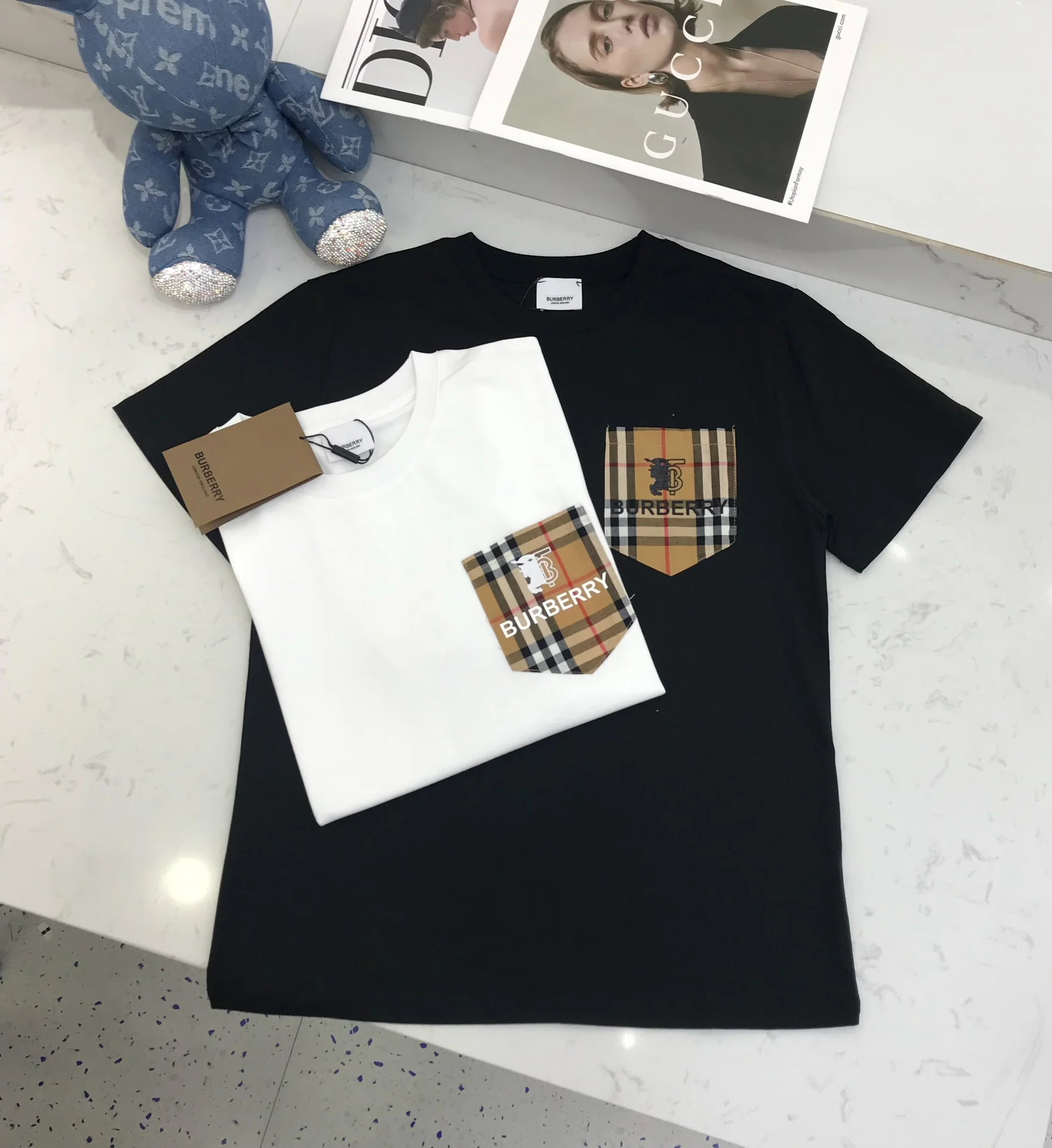 Футболка Burberry 2403 с клетчатым карманом, круглым вырезом и короткими рукавами, в стиле конного спорта - черно-белая.