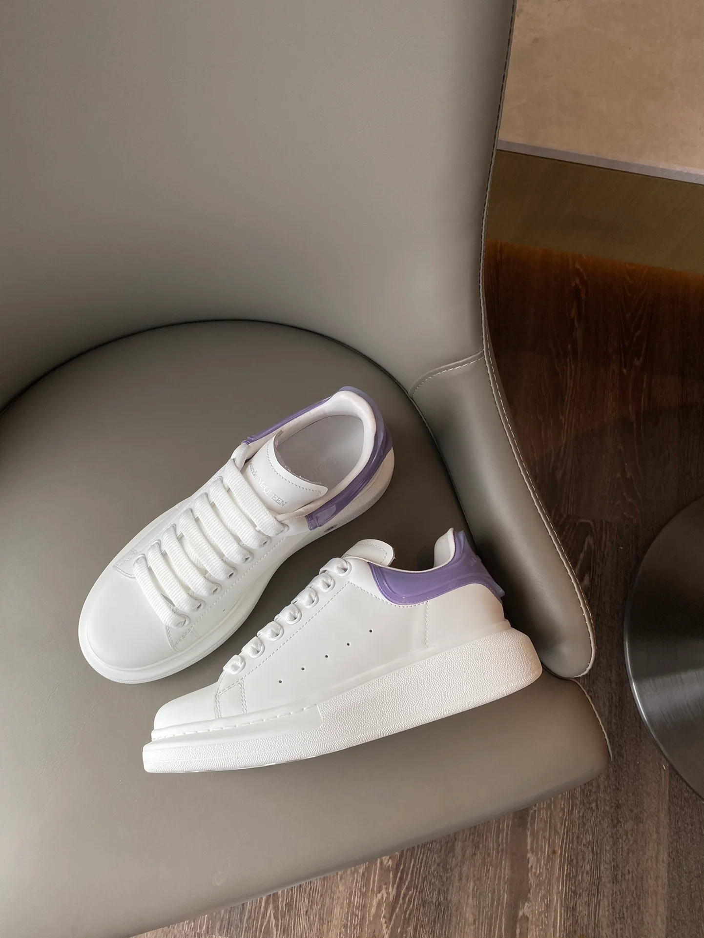 Классические белые кроссовки McQueen - на каблуке-резинке - фиолетовые