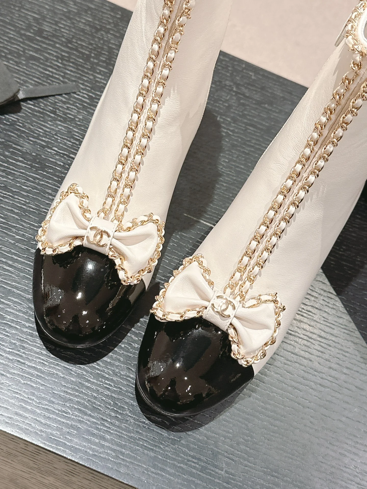 Ботинки на высоком каблуке Chanel 2024 — белые