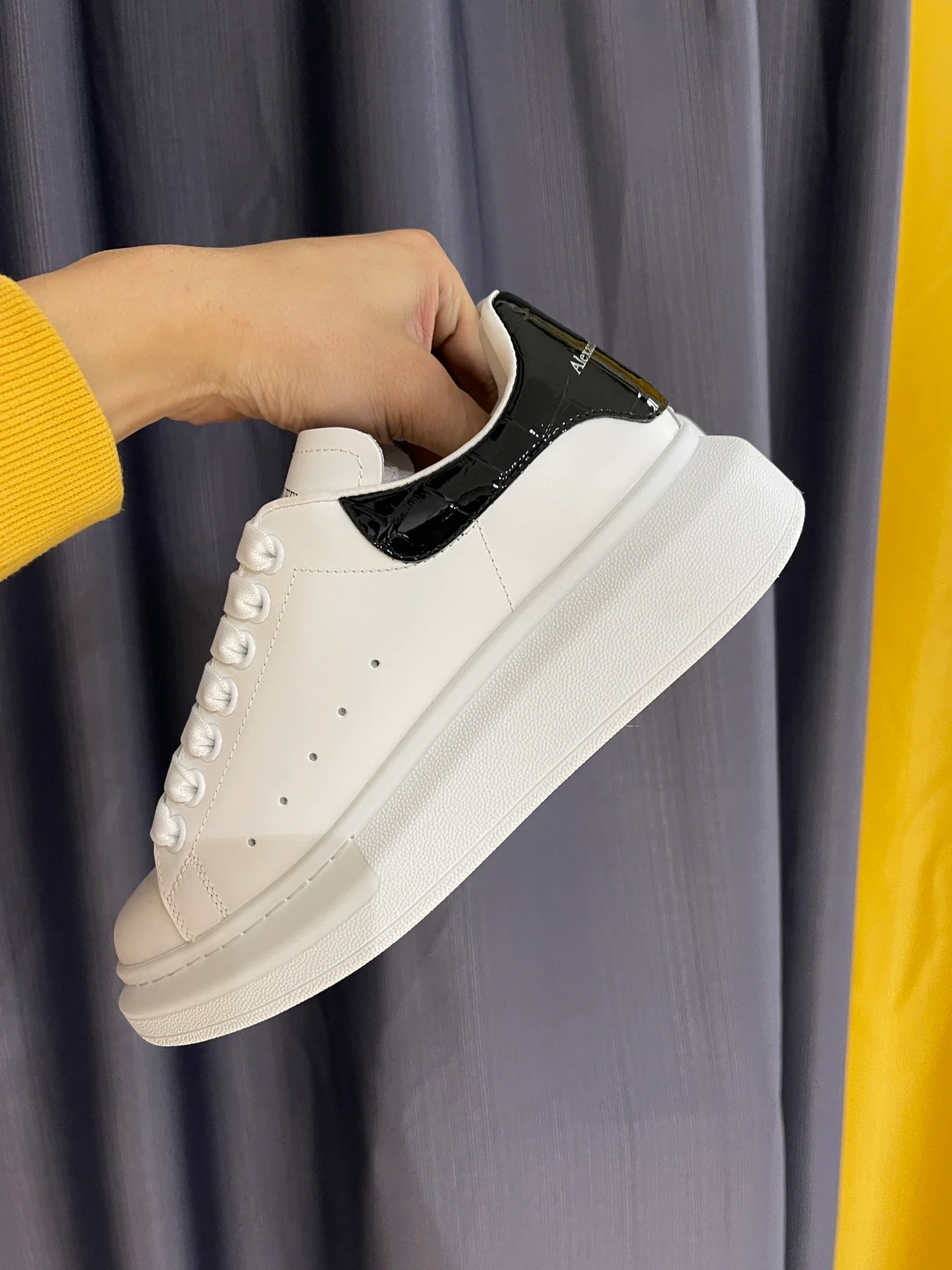 Классические белые кроссовки McQueen - унисекс - каблук с черным крокодиловым рисунком