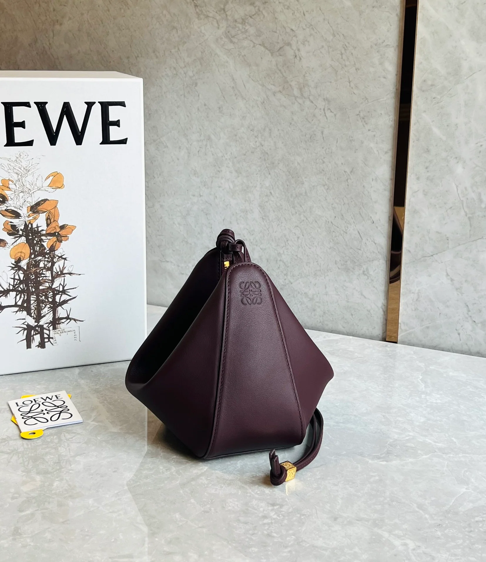 Сумка-хобо Loewe Hammock, бордовая.