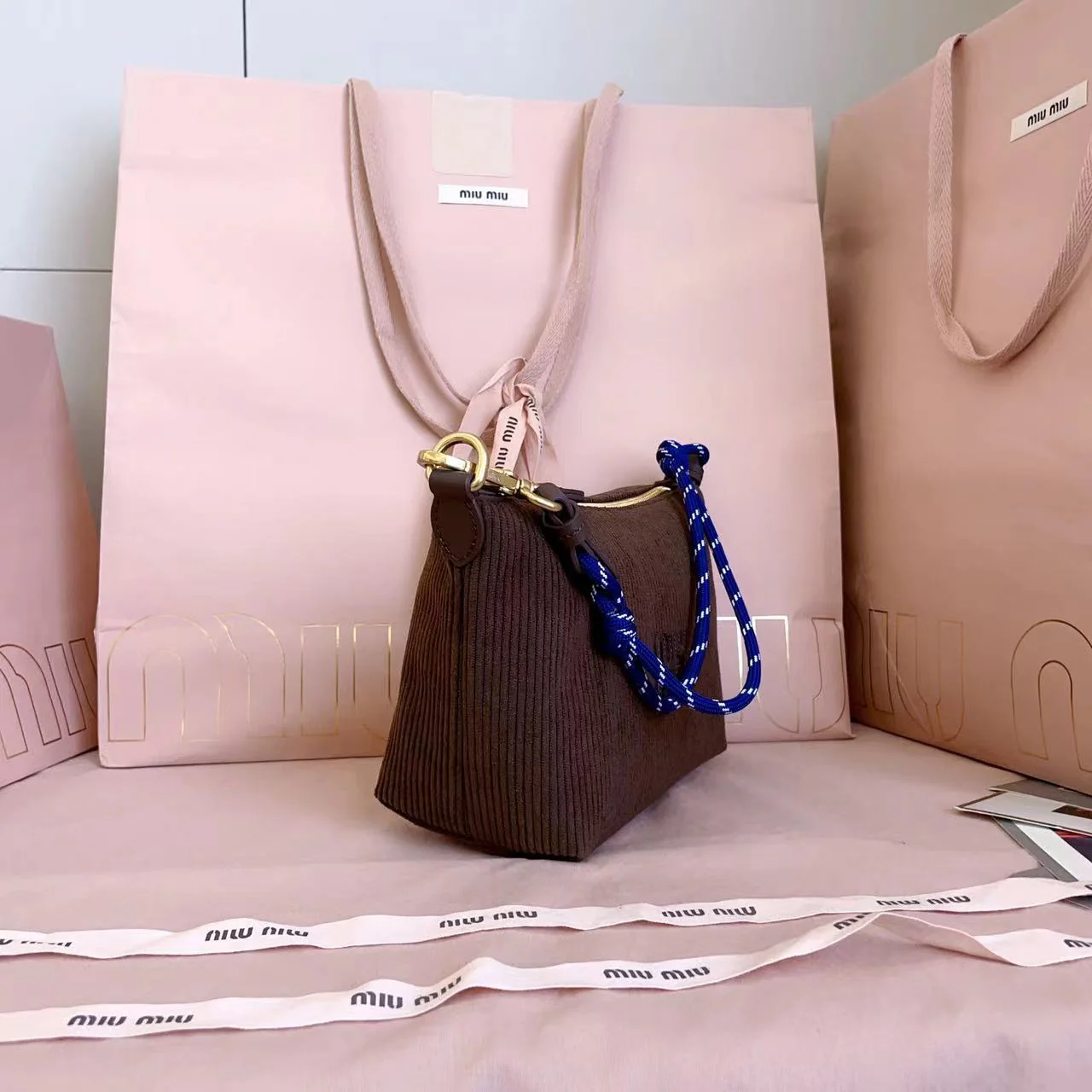 Сумка-ланч Miu Miu 5ne84 из замши, коричневая.