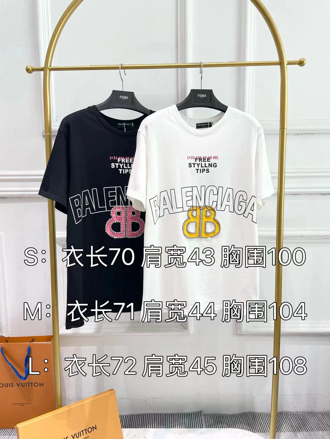 Футболка Balenciaga 2403 с коротким рукавом и стразами BB, свободного кроя, белая.