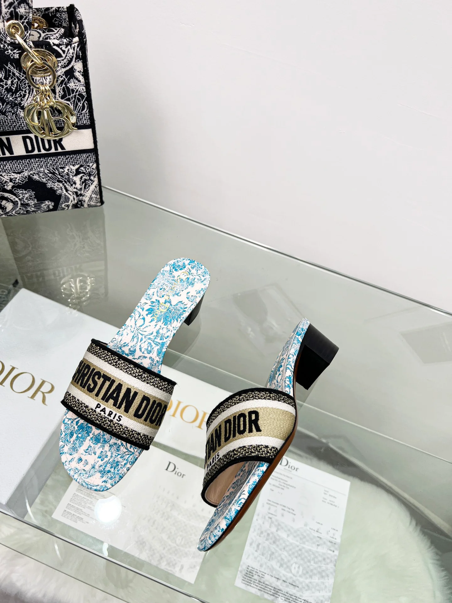 Новинка сезона весна/лето 2022 — туфли на каблуке с вышитыми буквами.