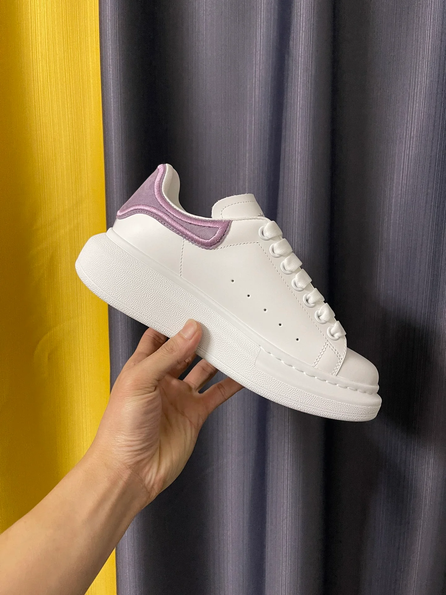 Классические белые кроссовки McQueen - унисекс - фиолетовая вышивка на пятке