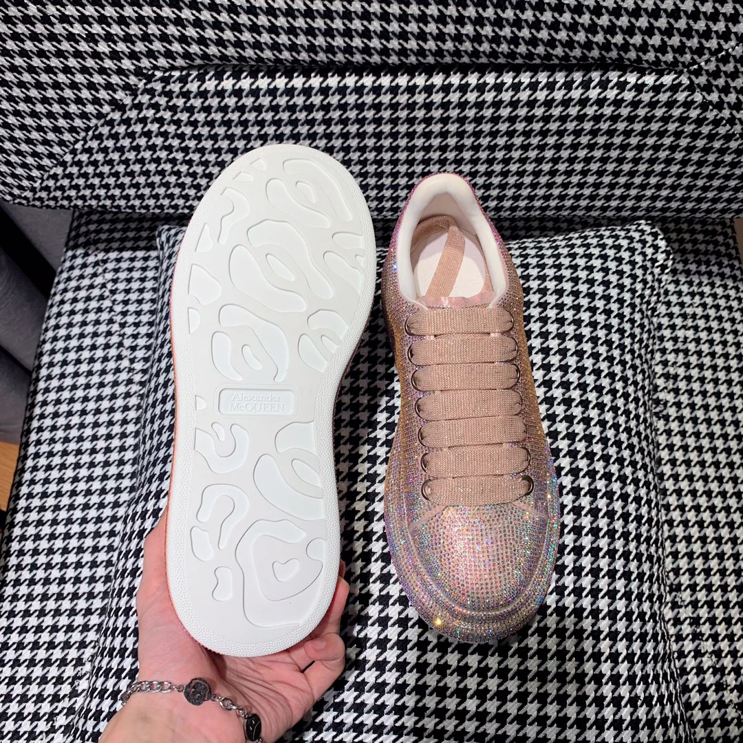 Классические белые кроссовки McQueen - розовые с отделкой из страз.