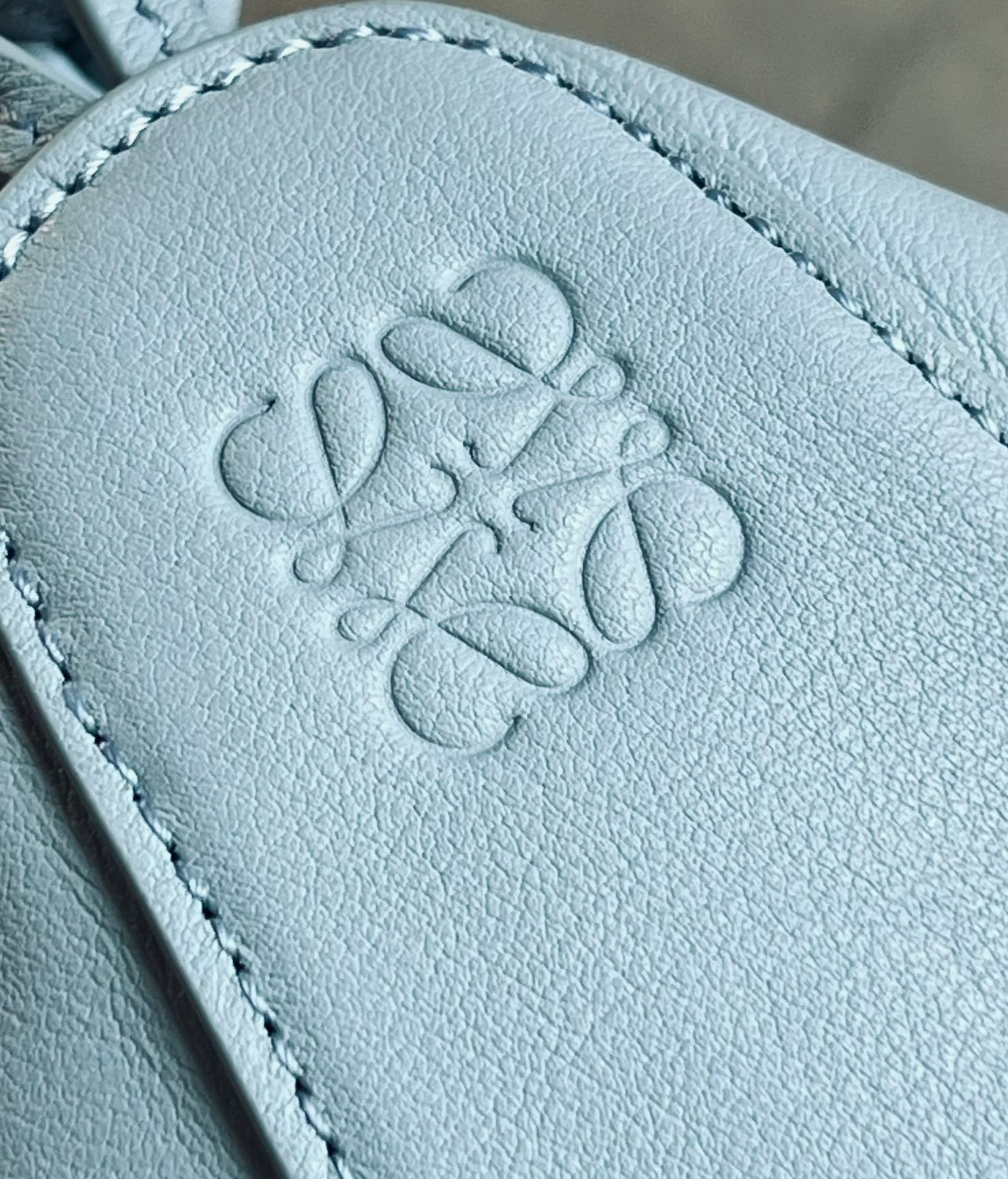 Сумка-хобо Loewe Hammock, светло-голубая.