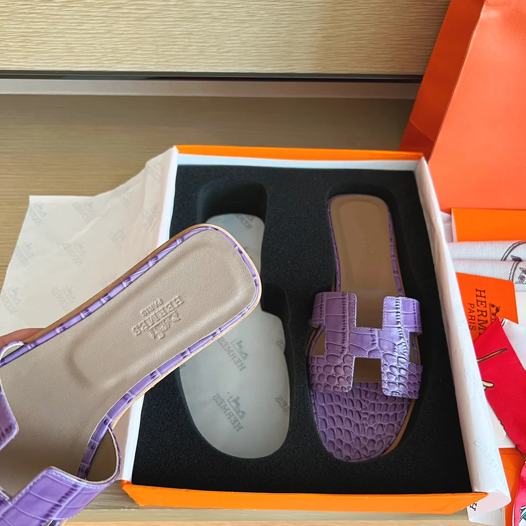 Сандалии Hermes-h на плоской подошве с крокодиловым рисунком-1