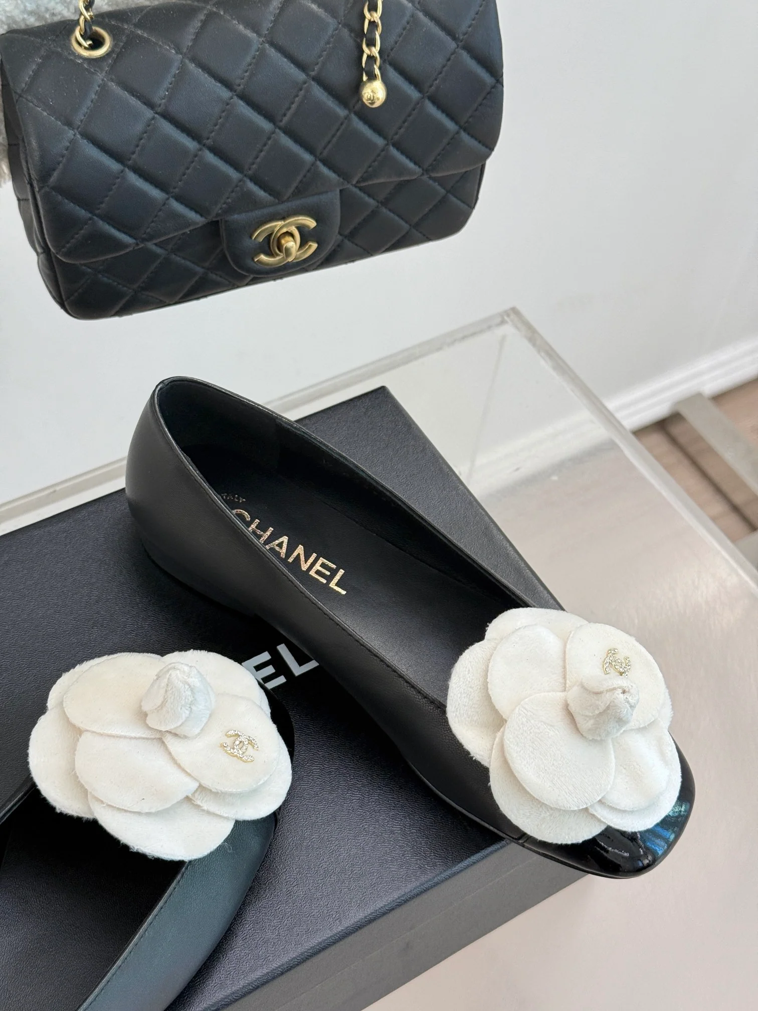 Туфли на низком каблуке Chanel Camellia 2024 — черные