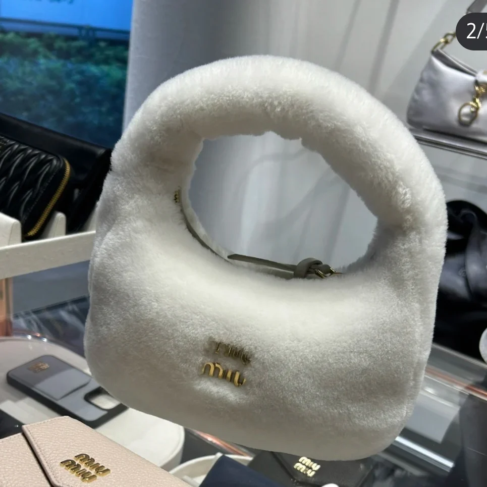 Сумка Miu Miu Wander - белая флисовая - на фото.