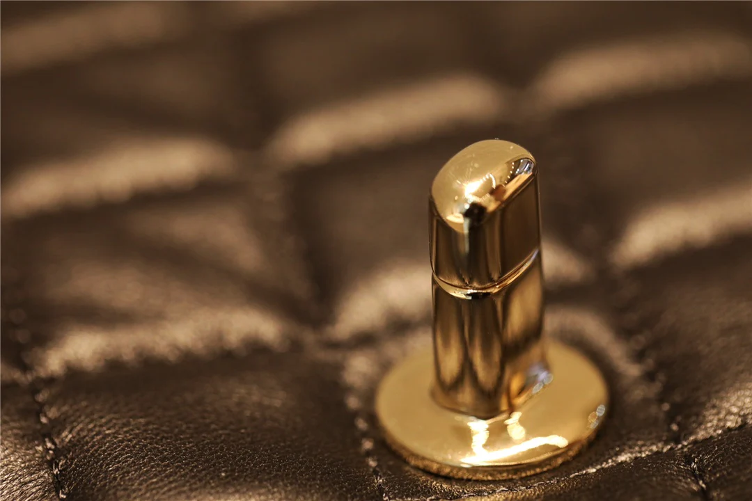 Миниатюрный кулон-значок Chanel CF