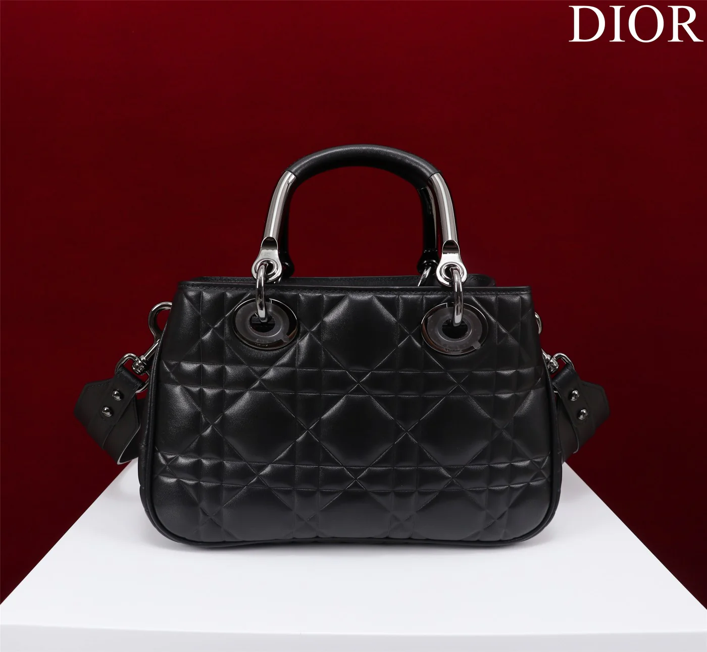 Сумка Dior Lady 95 22, средний размер, черная с пряжкой в ??виде пистолета.