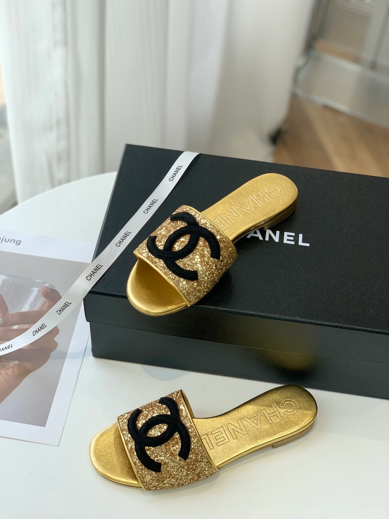 Новинка 2023 года от Chanel - Тапочки из овечьей кожи - Золотистые