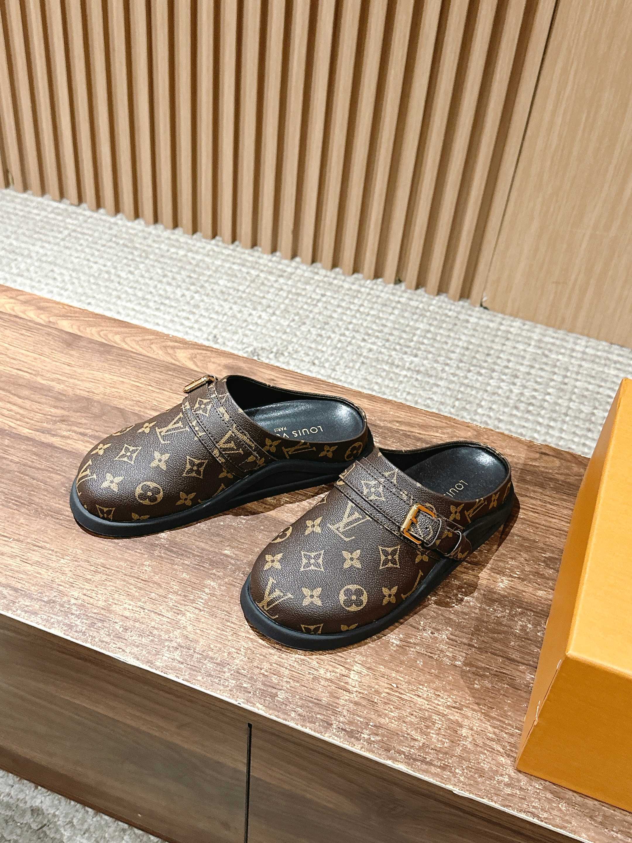 Новинка LV 2025 - Обувь Birkenstock - Узор ?Монограмма? - Кофейно-коричневый