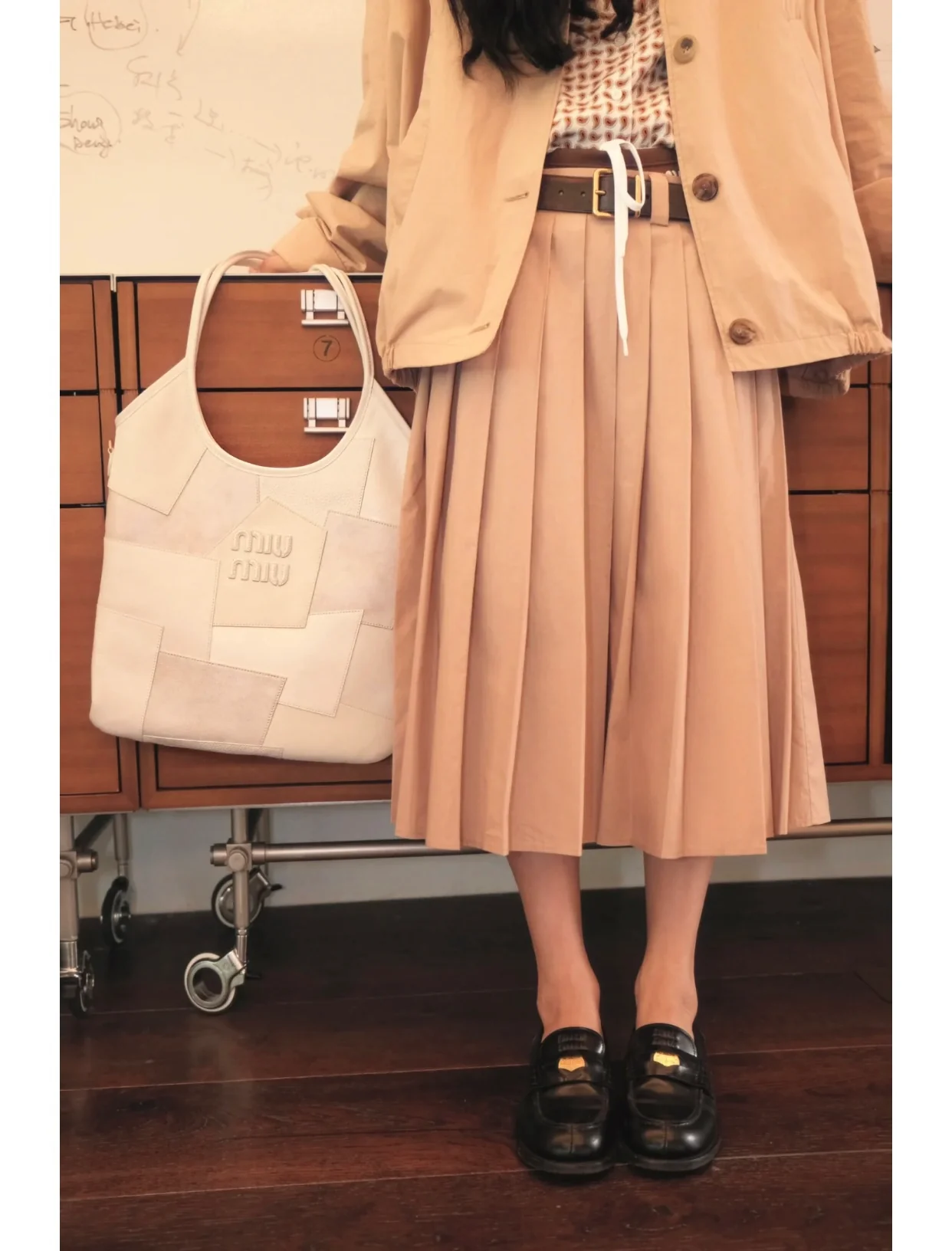 Сумка-тоут Miu Miu 520 Limited Edition Ivy Patchwork - Фотографии в одежде.