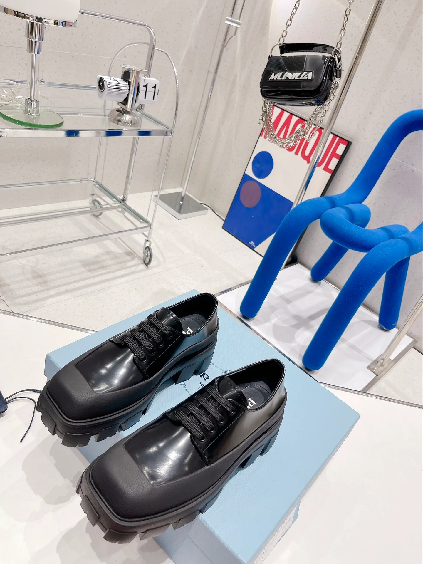 Новинка Prada 2022 года - лоферы на платформе с квадратным носком.