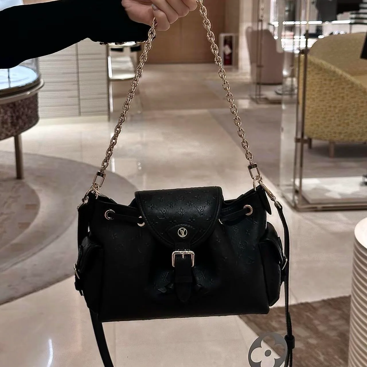 Сумка LV-m25554-odyssee — черная с акцентами из светлого золота.