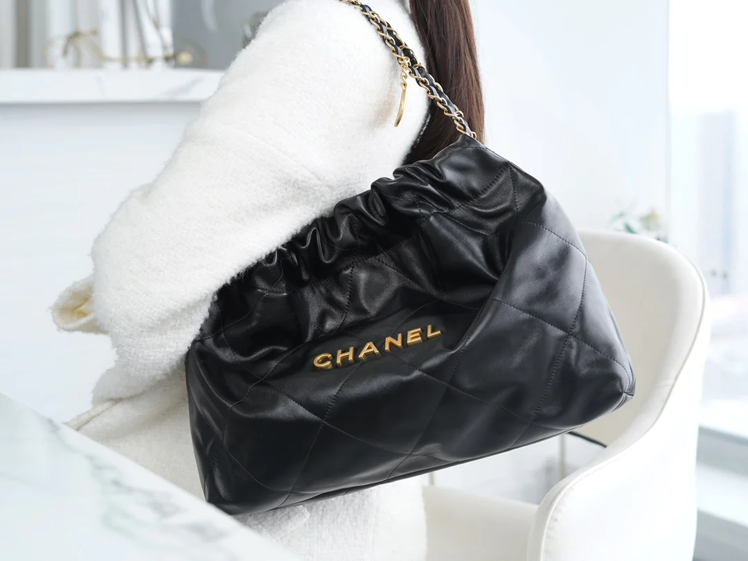 Сумка Chanel No. 22 — горизонтальный дизайн — черно-золотая