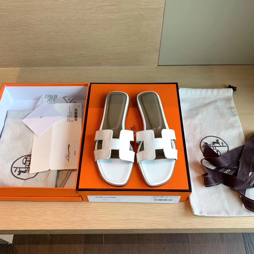 Классические домашние тапочки Hermes с буквой H — лакированная кожа, белые.