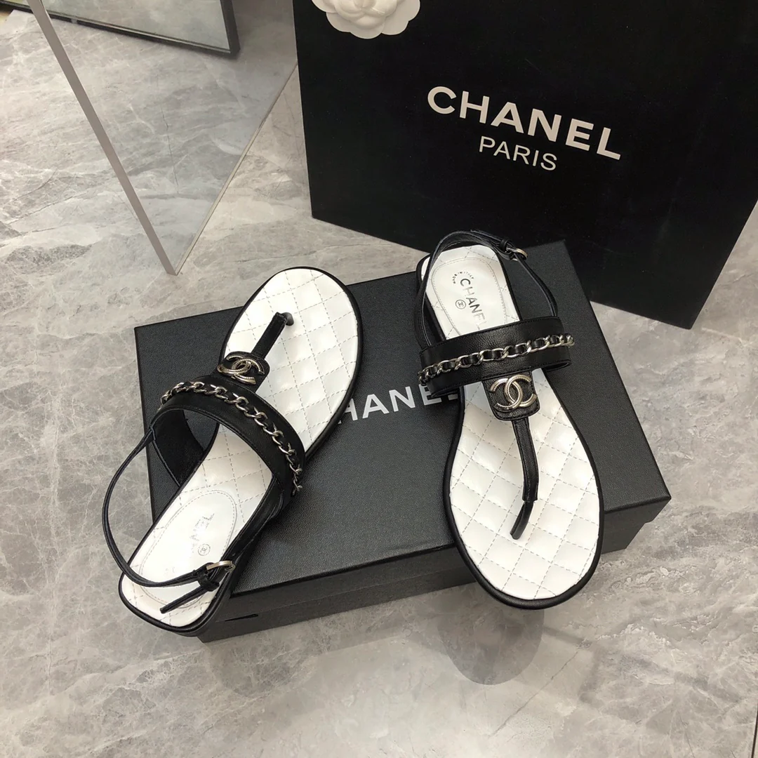 Новинка сезона весна/лето 2023 от Chanel - Классические сандалии с цепочкой и Т-образным ремешком - Белые