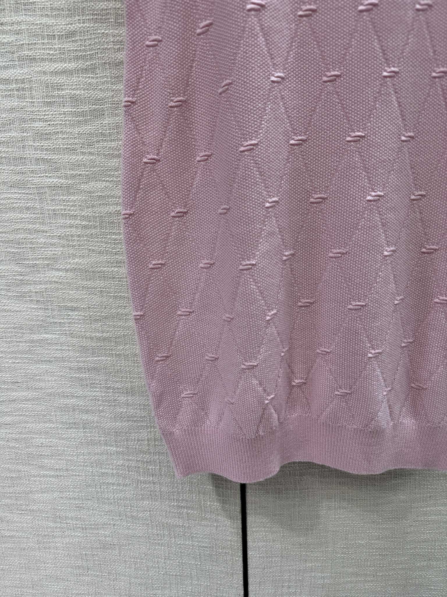 Новая коллекция Chanel Весна/Лето 2024: трикотажное платье с короткими рукавами и ромбовидным узором - Черное - 1