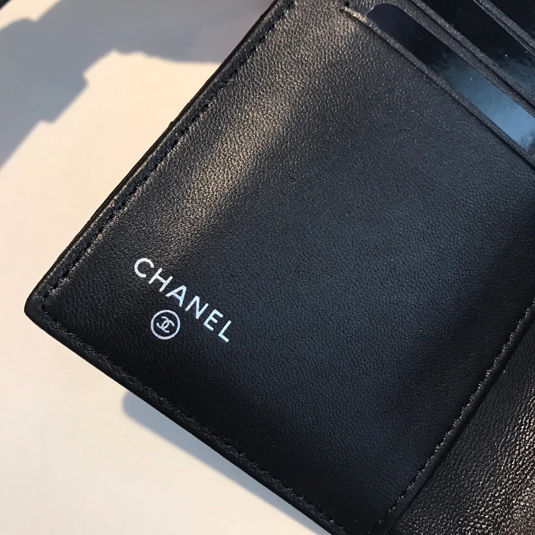 Чехол Chanel Le Boy Tri-fold Frame - из черной овечьей кожи с золотой пряжкой.