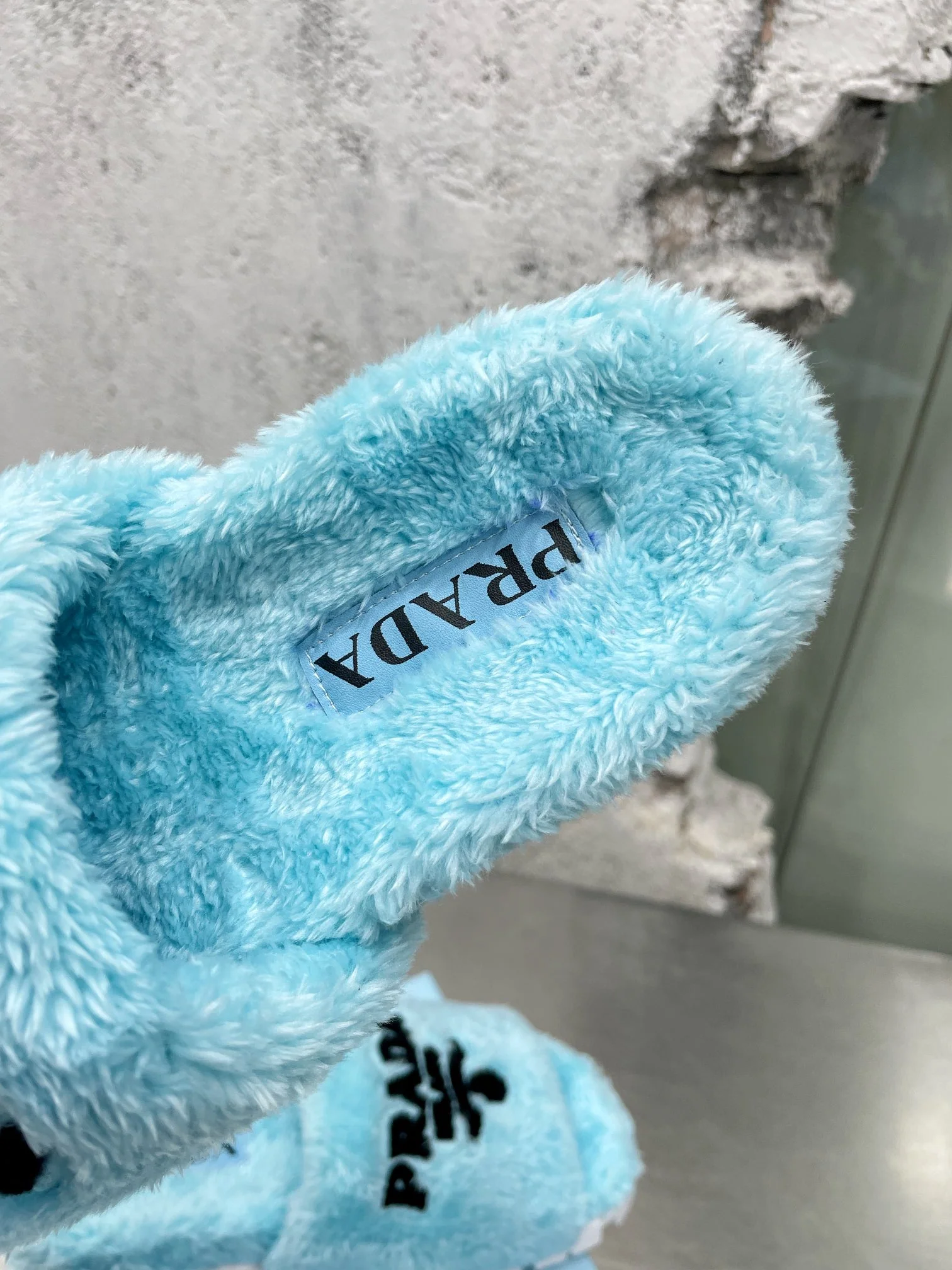 Новинки Prada осень/зима 2022 — Меховые тапочки — Стиль знаменитостей — 3