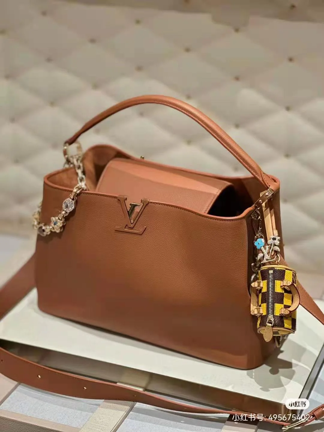 m24067-LV-Capucines Большая сумка, коричневая с золотой фурнитурой