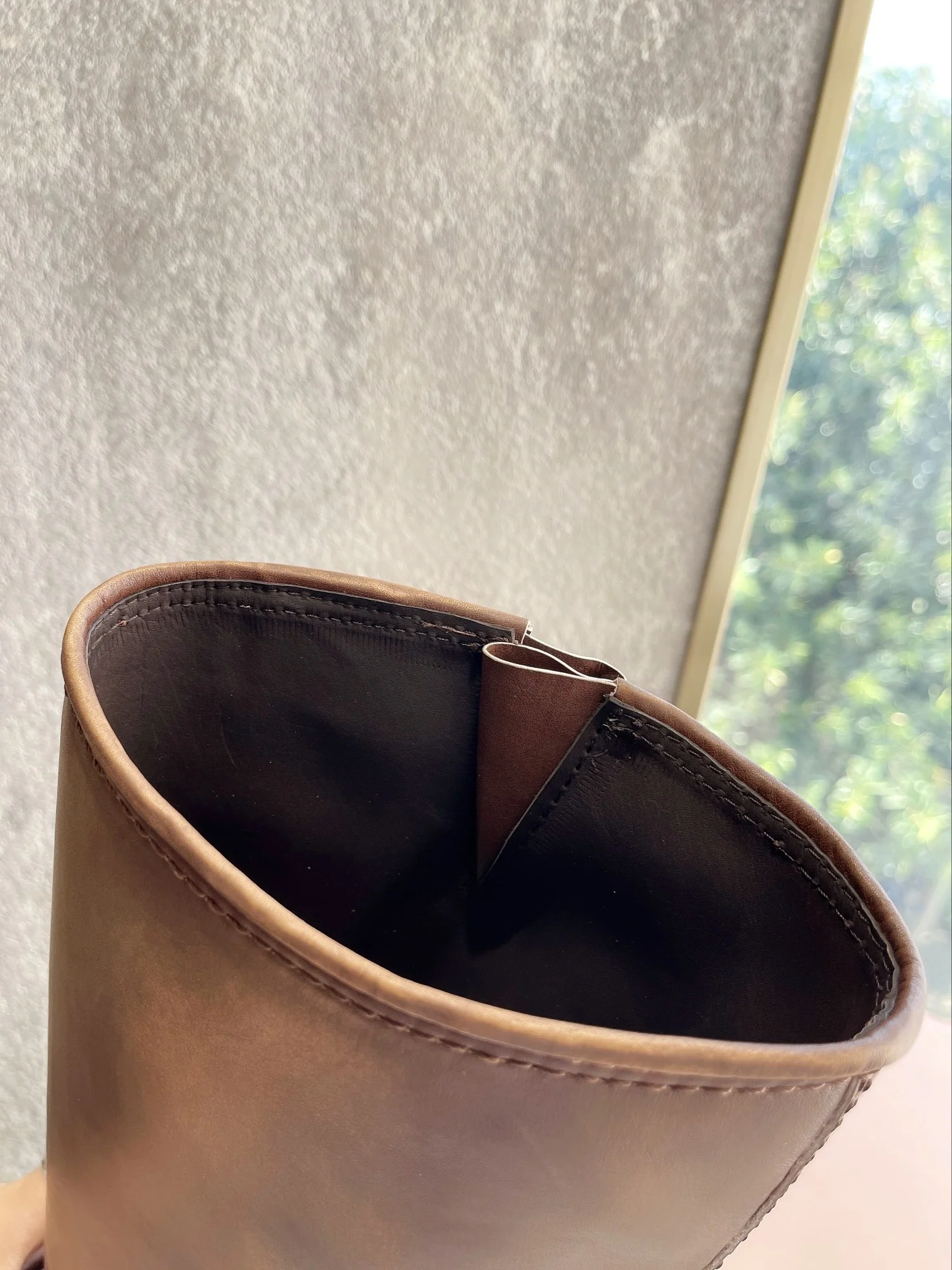 Новинка осенне-зимней коллекции Miu Miu 2022 — сапоги в стиле вестерн — коричневые.