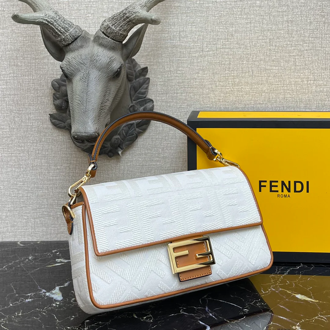 Средняя по размеру белая сумка-багет Fendi Baguette с вышивкой.