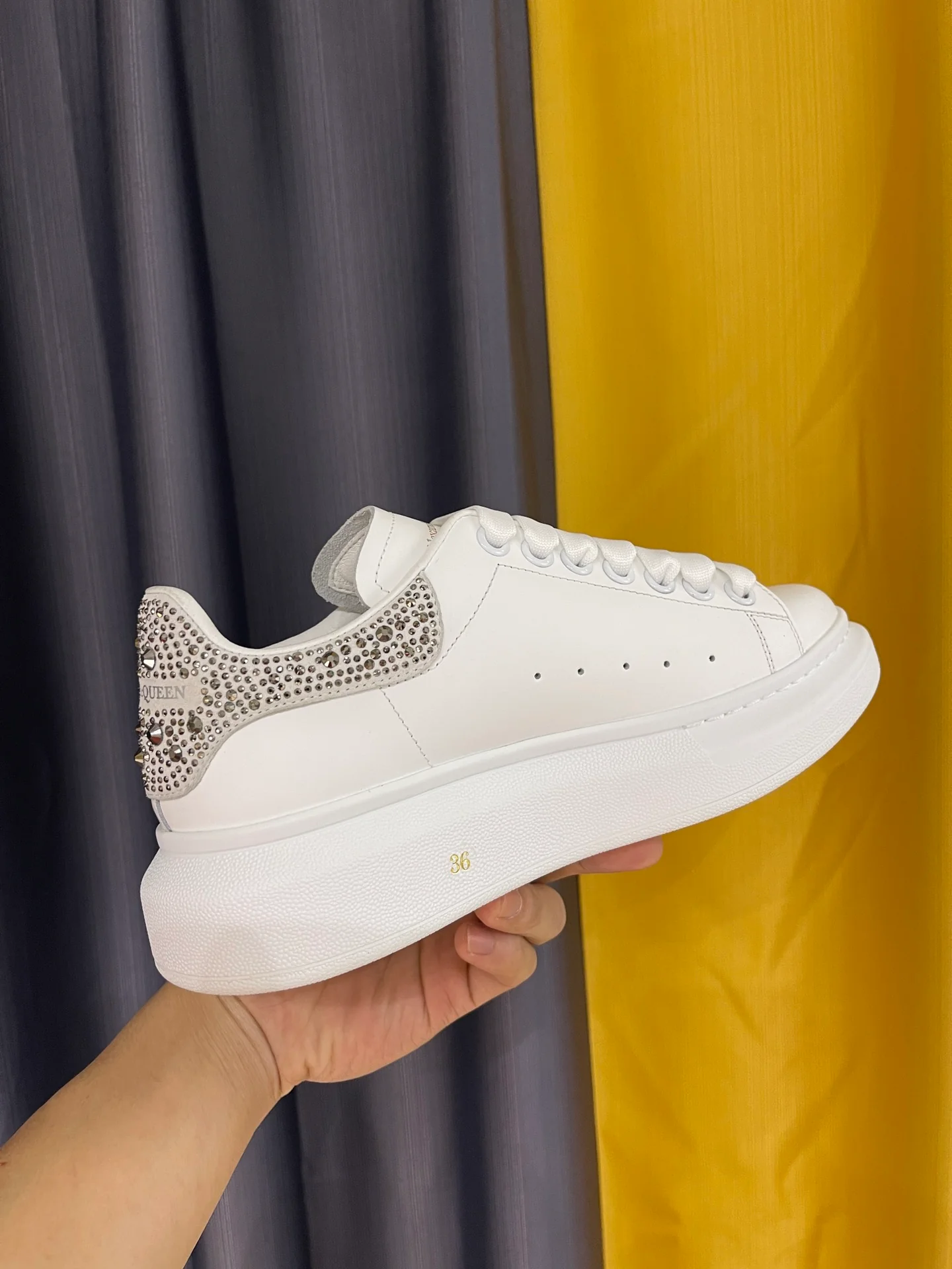 Классические белые кроссовки McQueen - унисекс - серебристый каблук с бриллиантами - премиум-издание