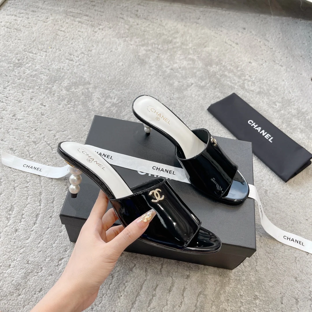 Новинка сезона весна/лето 2023 от Chanel - Босоножки на среднем каблуке с жемчужным верхом - Черные