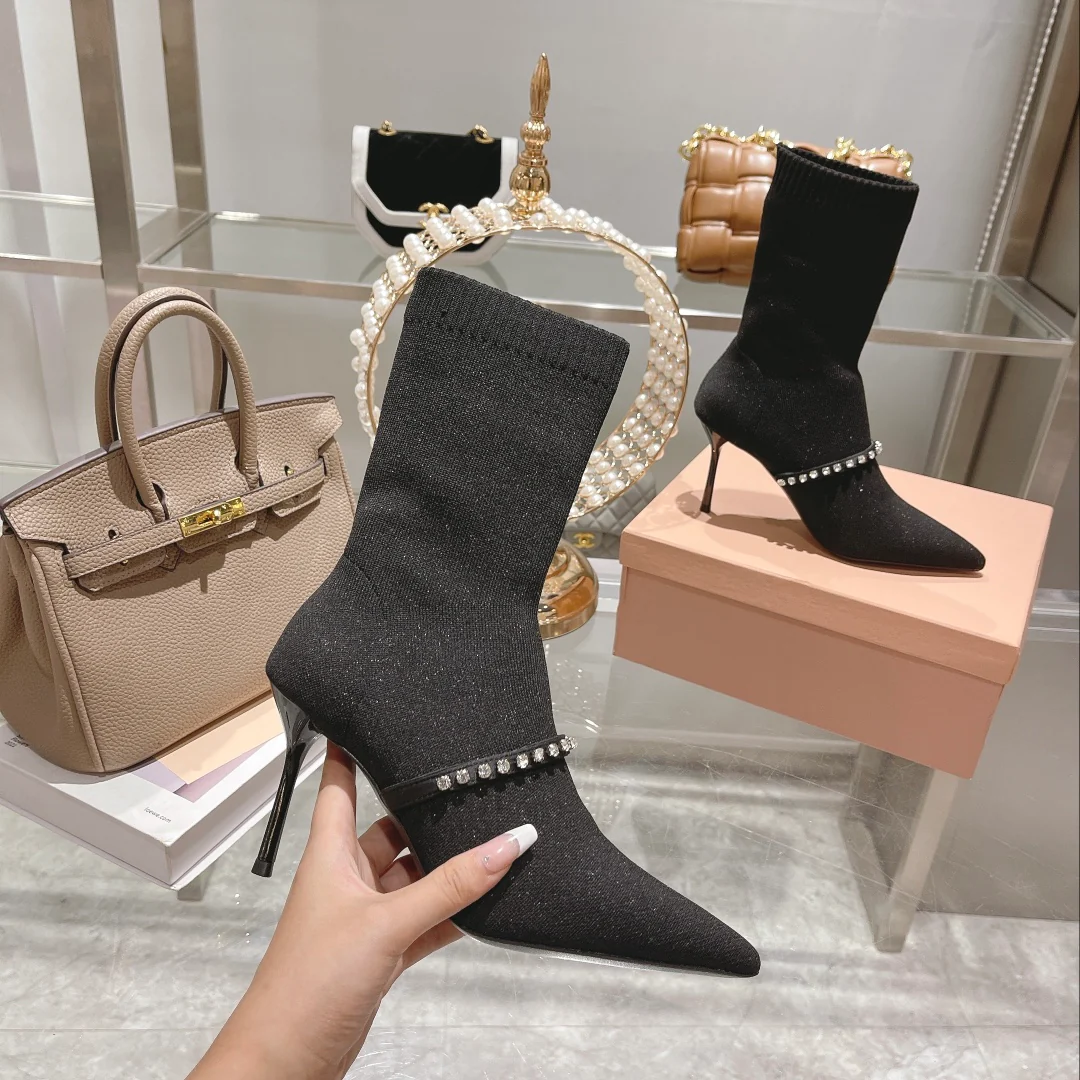 Новинка осенне-зимней коллекции Miu Miu 2022 — Ботильоны-носки на шпильке — Черные