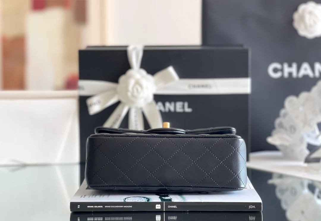 Сумка Chanel Camellia Buckle CF Square Fat Bag весна/лето 2023 — черная — 20 см