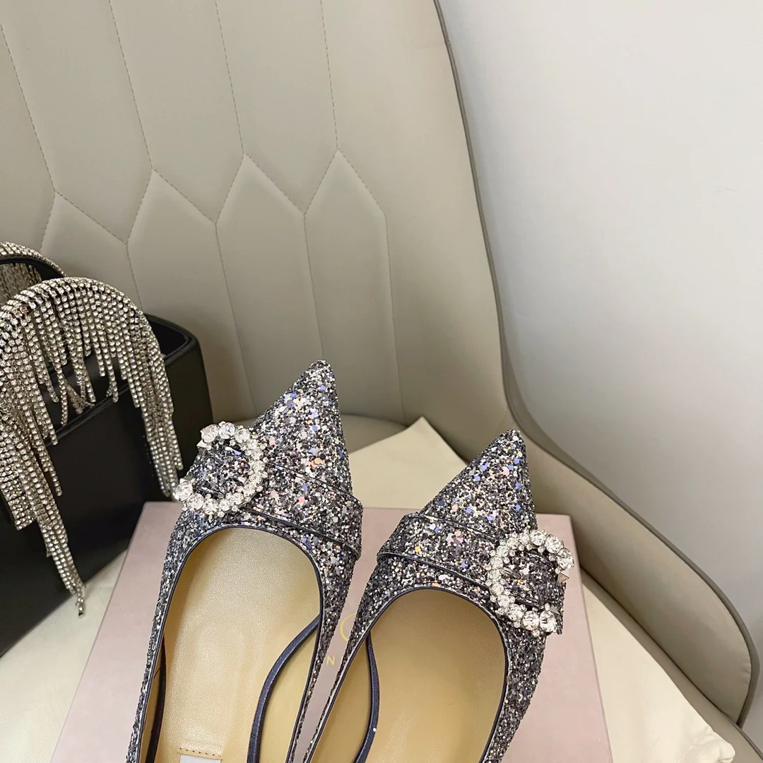 Jimmy - Туфли-балетки с застежкой на пуговицы в форме буквы С, украшенные стразами - Туфли с острым носком - Серебристые