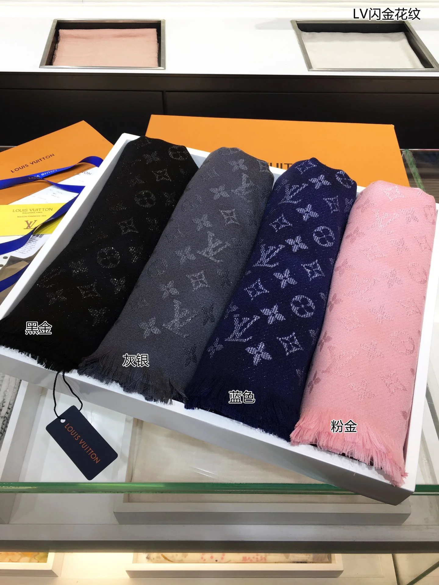 Кашемировый шарф Louis Vuitton с золотистым мерцающим узором — серый и серебристый.