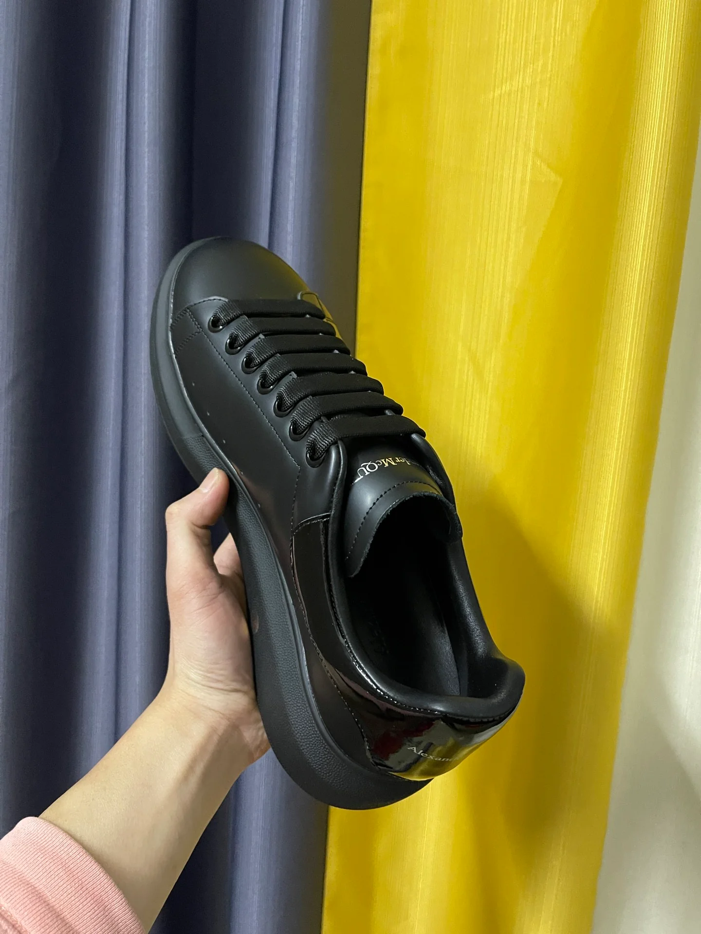 Классические белые кроссовки McQueen - унисекс - глянцево-черные - черная лакированная кожа на каблуке