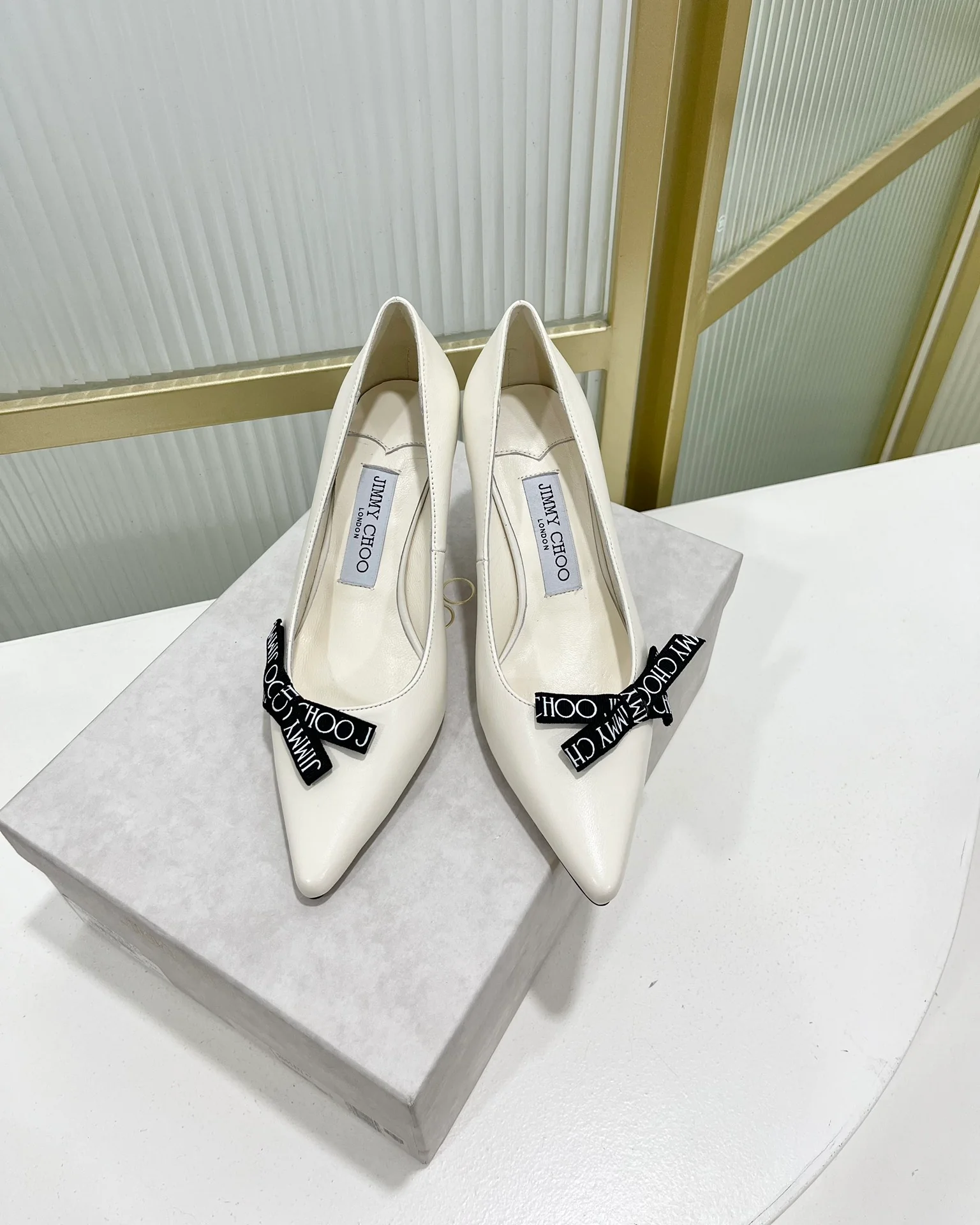 Jimmy - Новинка 2023 года - Туфли на высоком каблуке с острым носком и принтом из тесьмы - 6 см - Белые