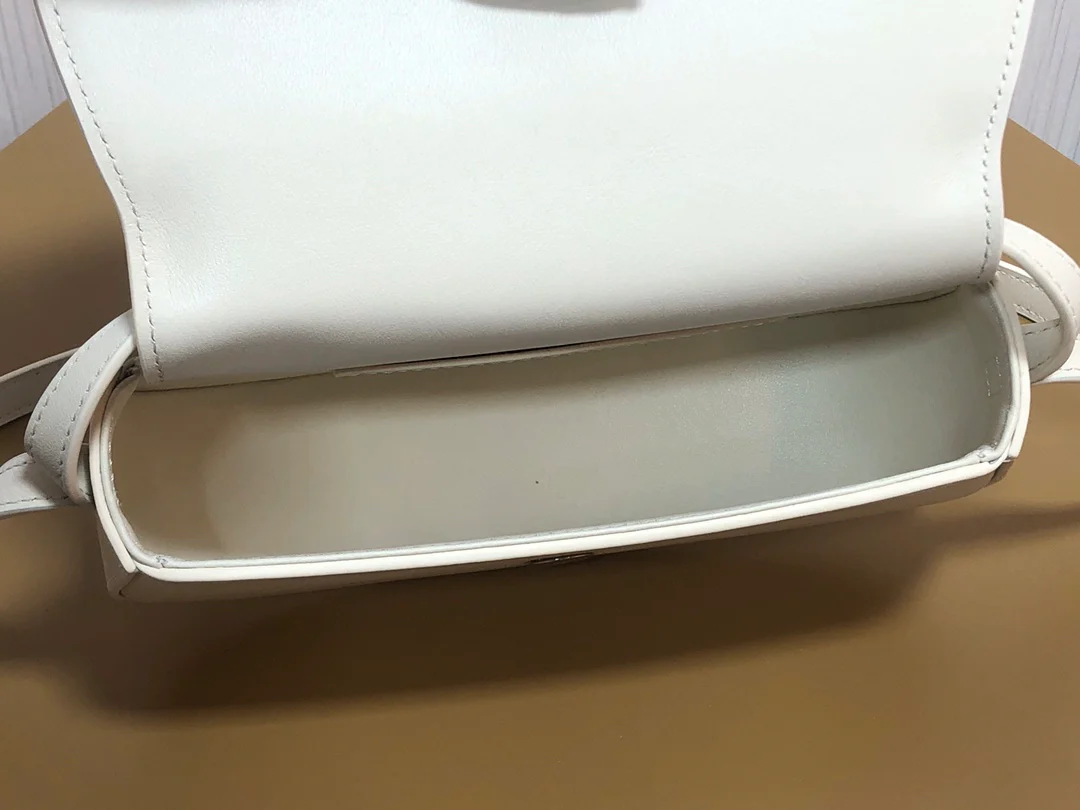 Мини-клатч Celine Tabou с плечевым ремешком в форме замка — белый — из гладкой коровьей кожи.