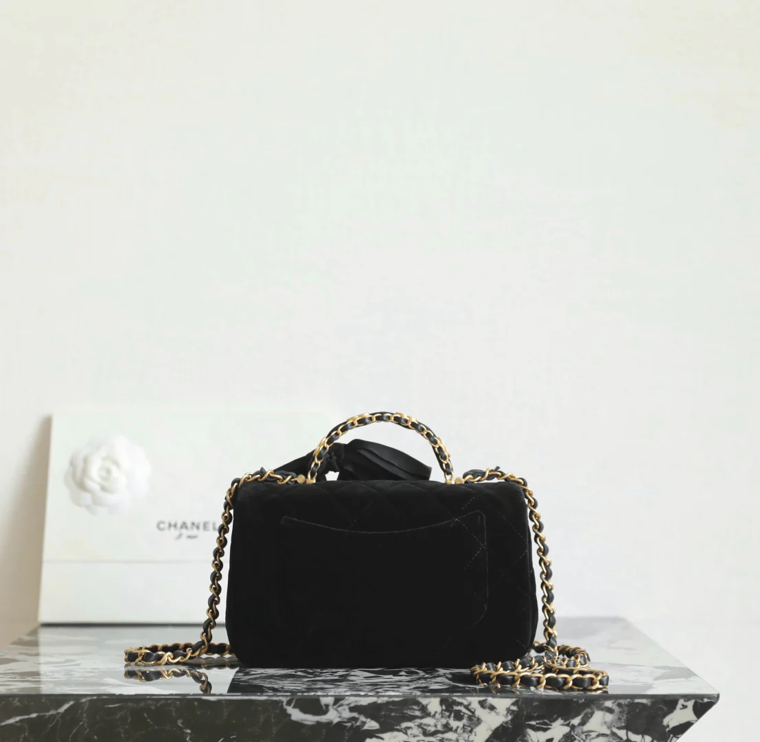 Мини-юбка Chanel 25k с бантом и ручкой из бархата, черная.