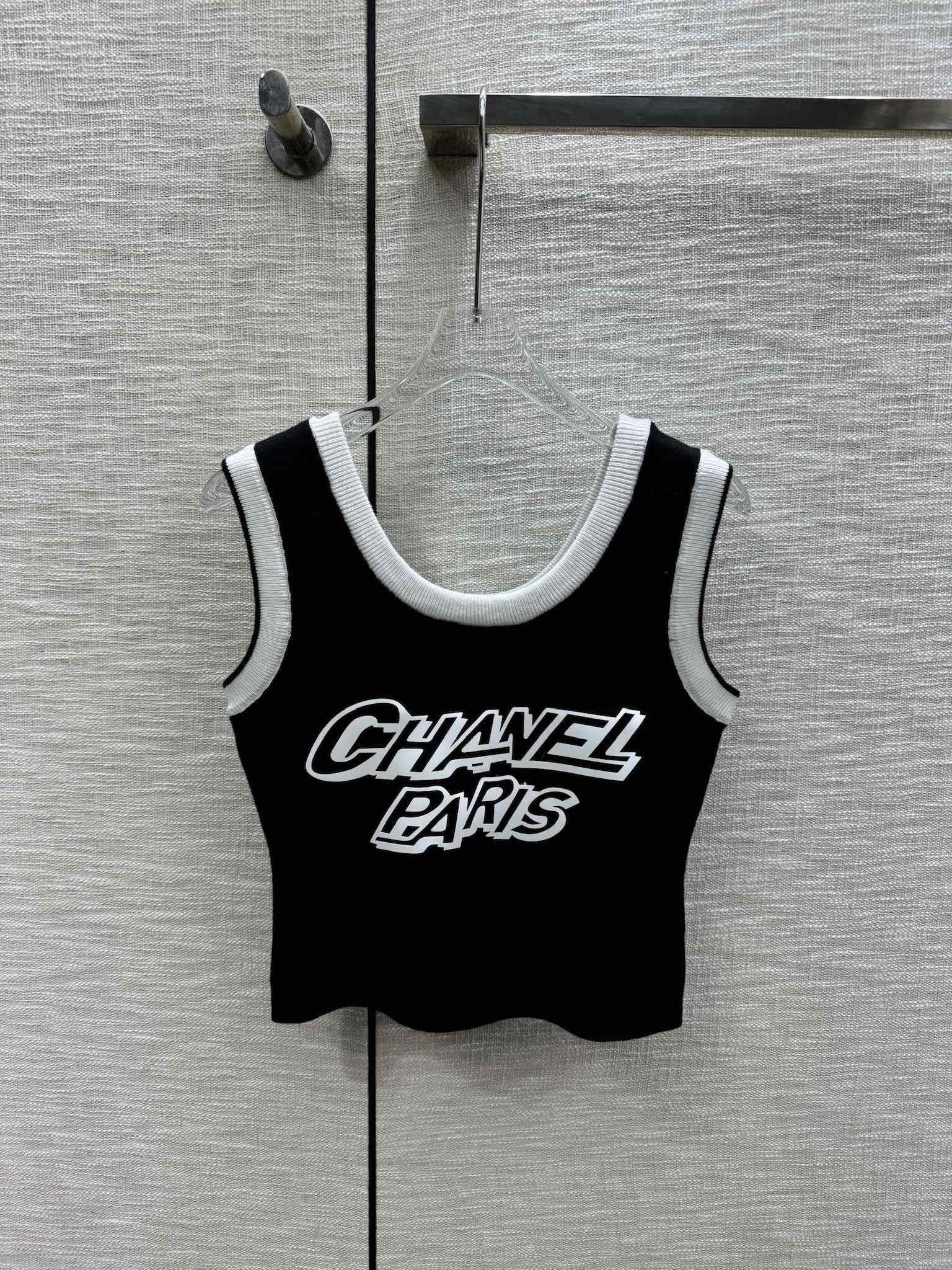 Жилет Chanel 2403-24 из вязки с двойным С-образным вырезом, новая модель для ранней весны, цветовые блоки - черный.