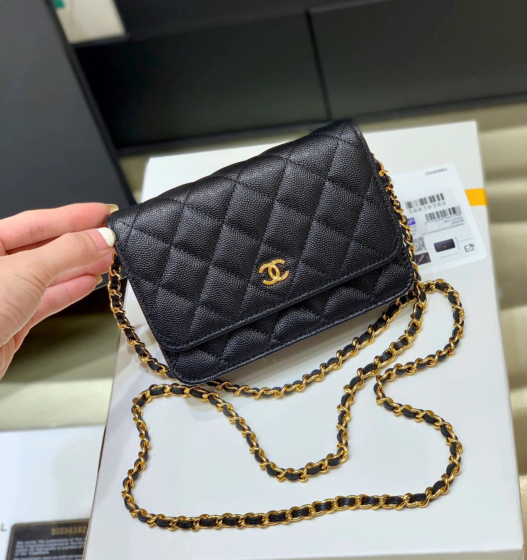 Мини-юбка Chanel WOC из черной кожи личи с золотой фурнитурой, 15 см.