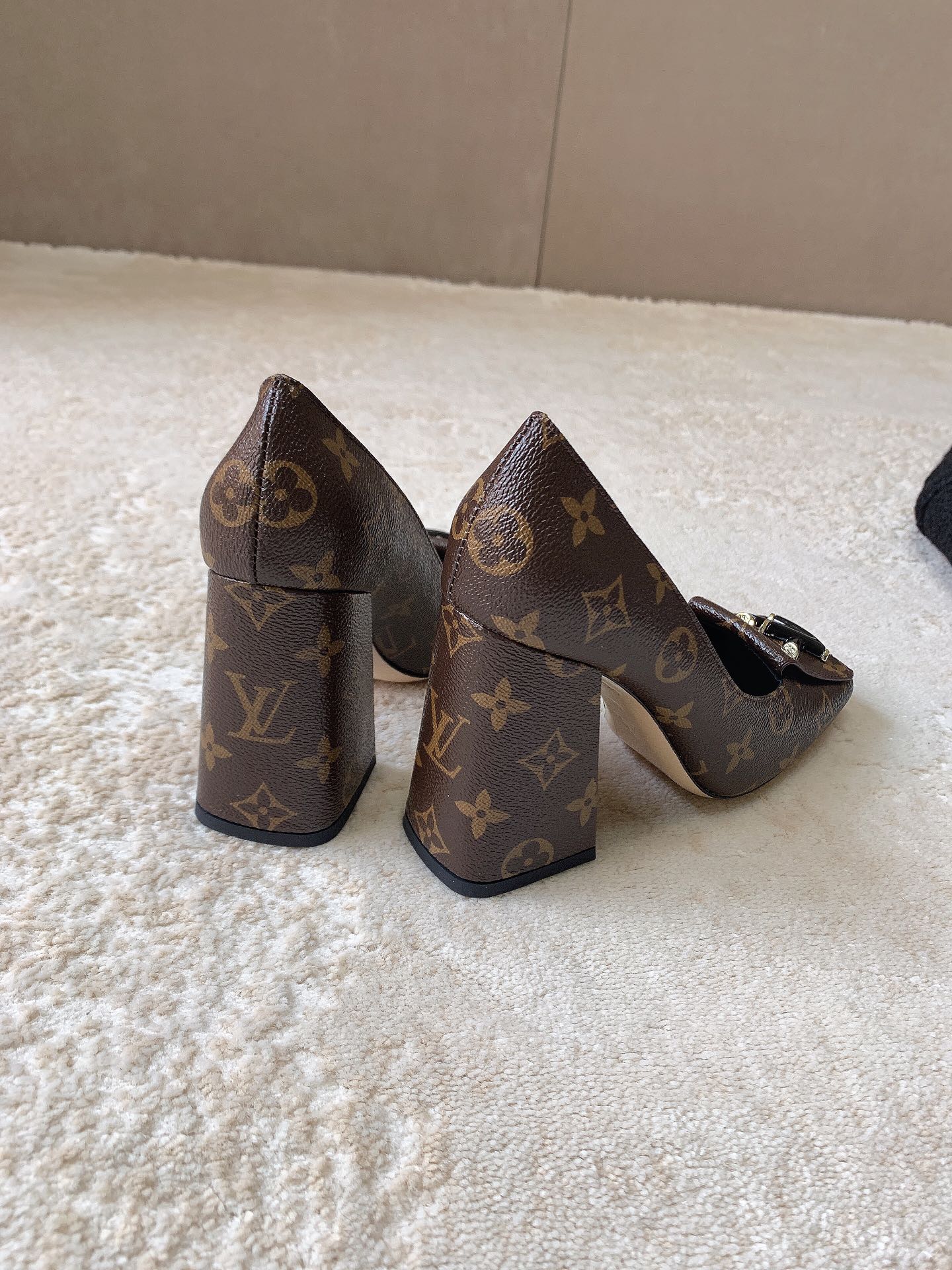 Новинка сезона весна/лето 2023 от LV - Туфли на высоком каблуке с закрытым носком - Черный монограммный узор - 1