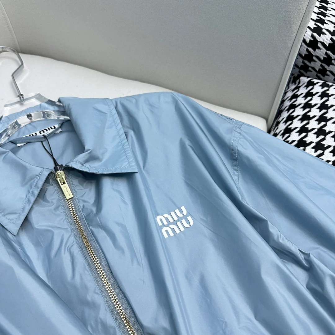 Miu Miu - Новая коллекция Весна/Лето 2024: Платье Miu с воротником и буквенным принтом