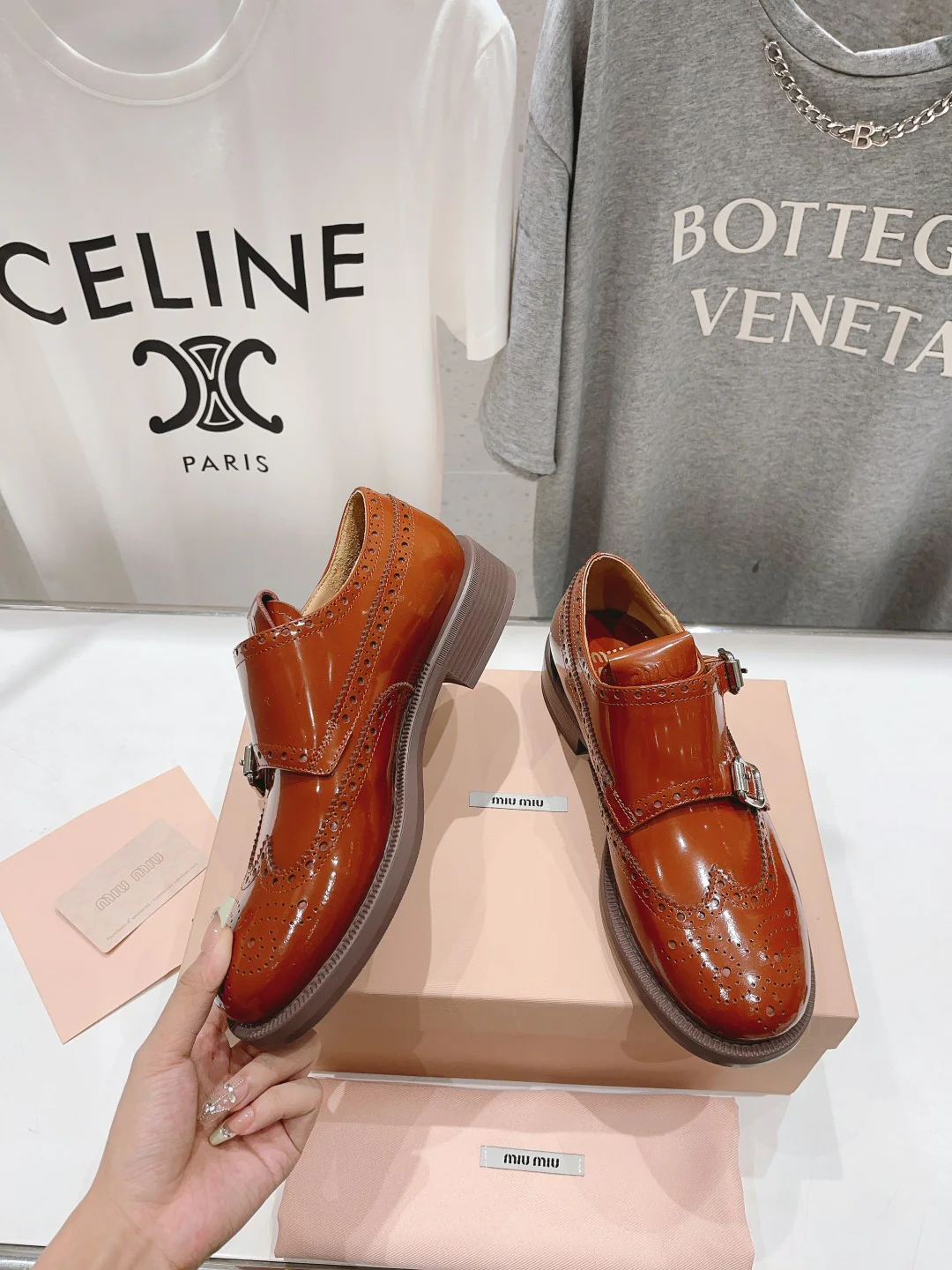 Коллекция Miu Miu весна/лето 2023 — Туфли-броги — Коричневые