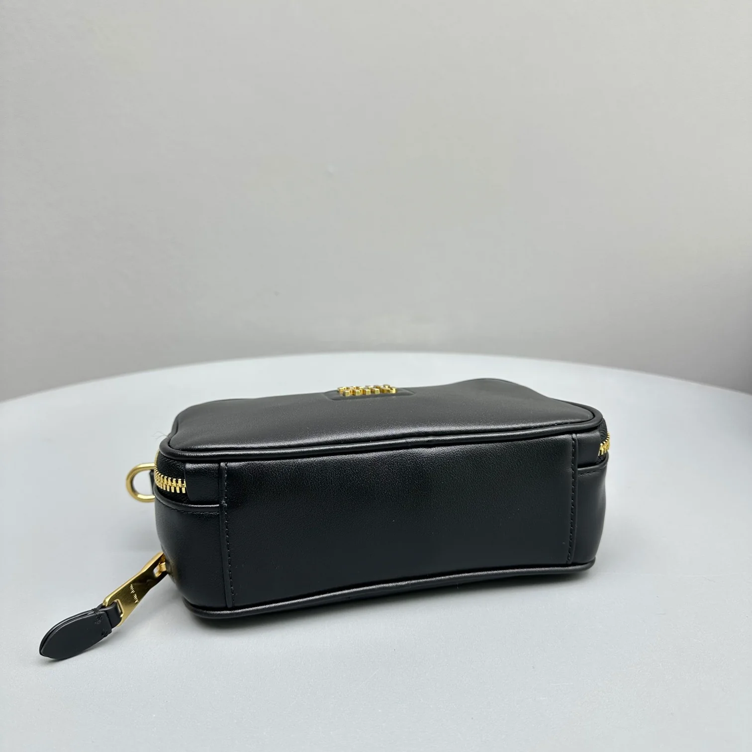 Сумка/кроссбоди для фотоаппарата Miu Miu из осенне-зимней коллекции - полностью кожаная, черная.