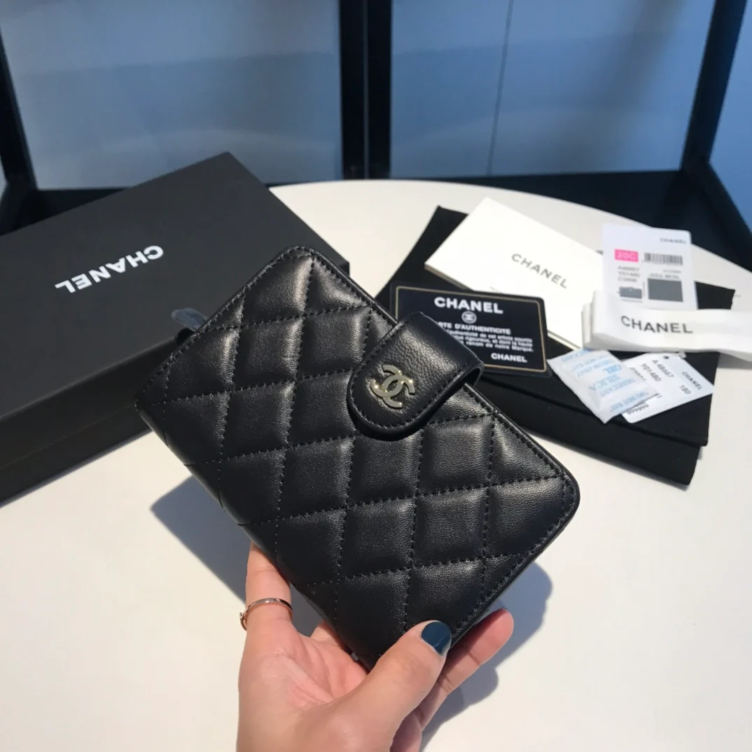 Кошелек средней длины Chanel серии CF — из черной овечьей кожи с серебристой фурнитурой.
