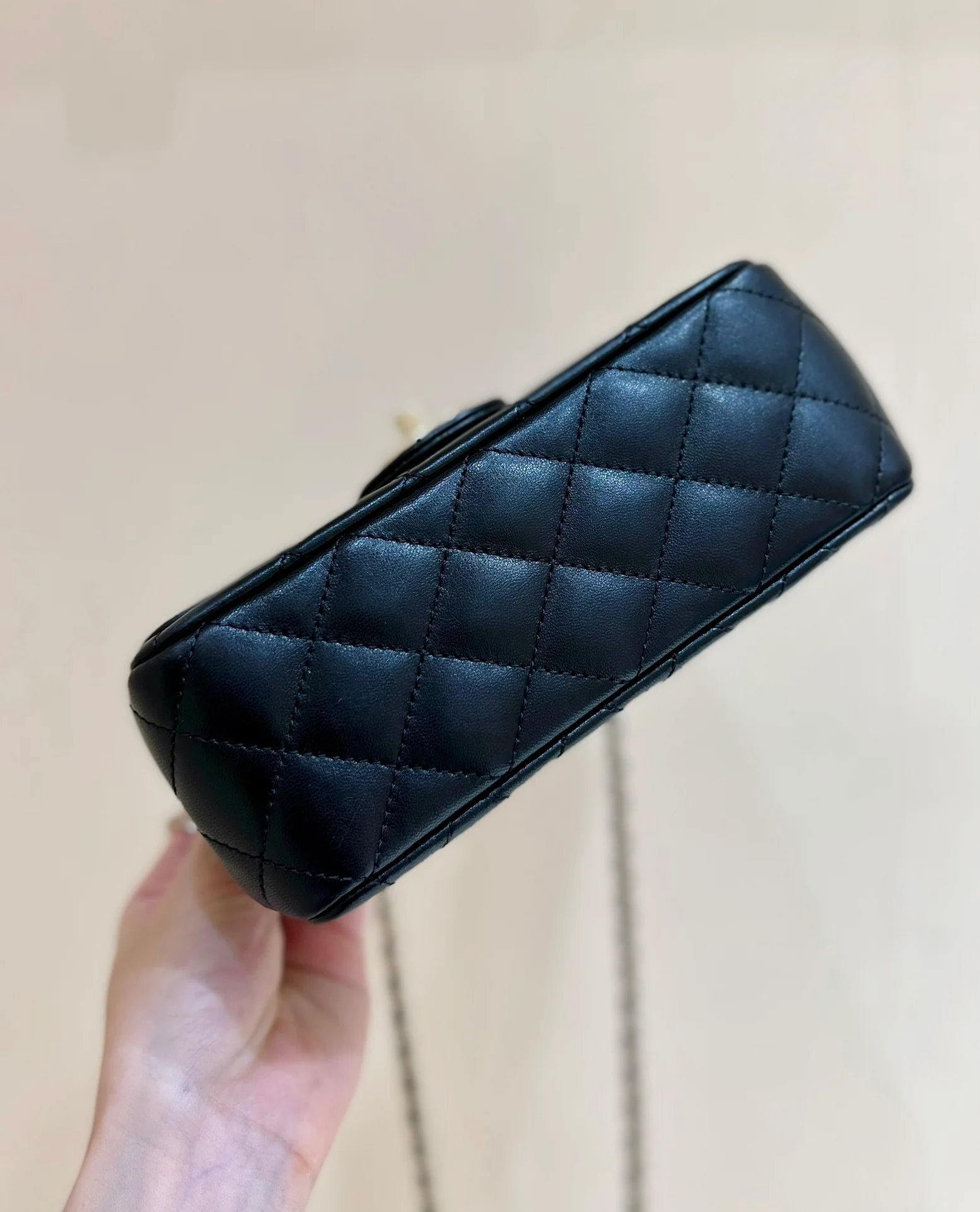 Ручка сумки Chanel 23a CF со стразами - черная