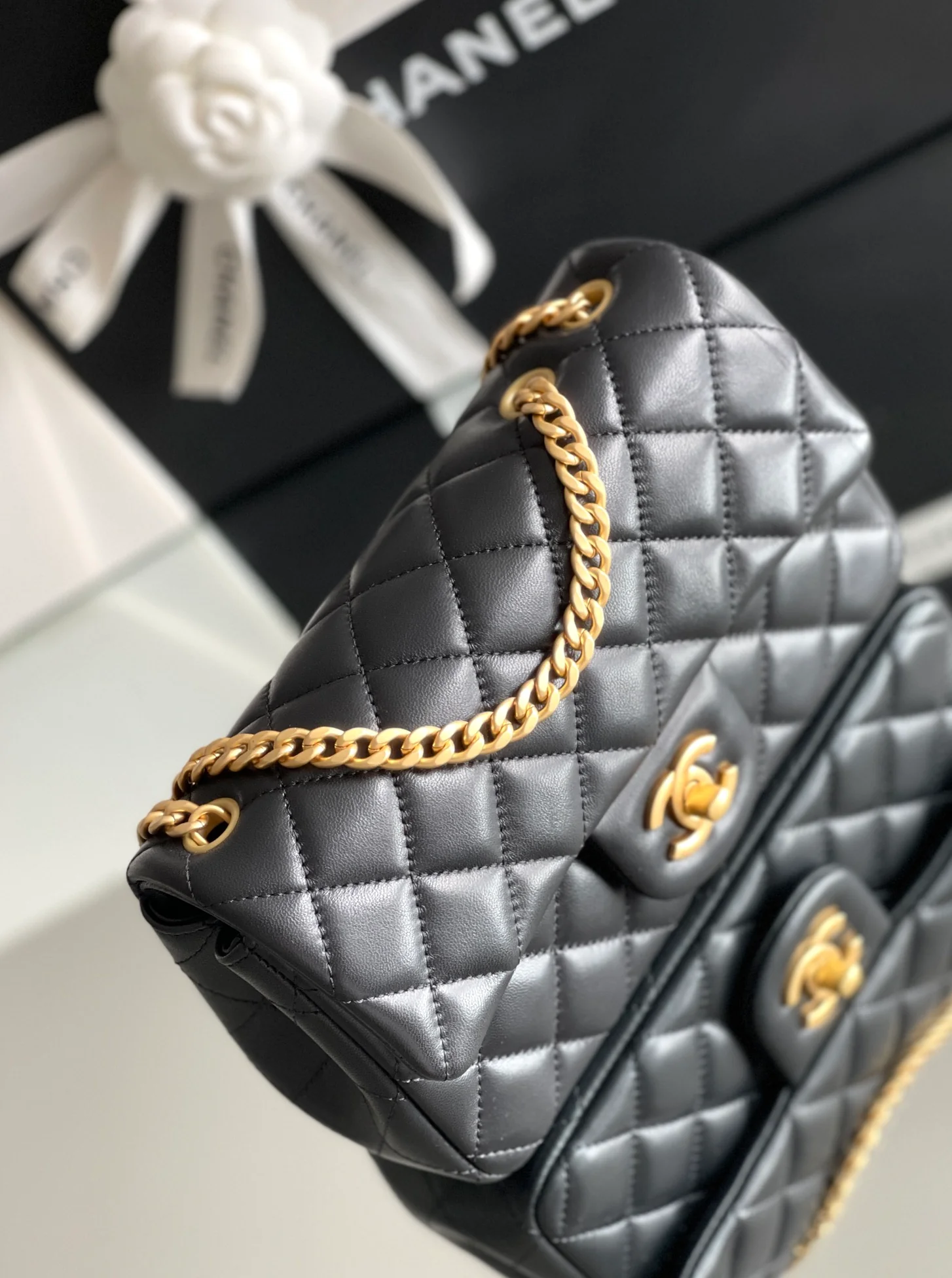 Сумка Chanel Camellia Buckle CF Square Fat Bag весна/лето 2023 — черная — 20 см