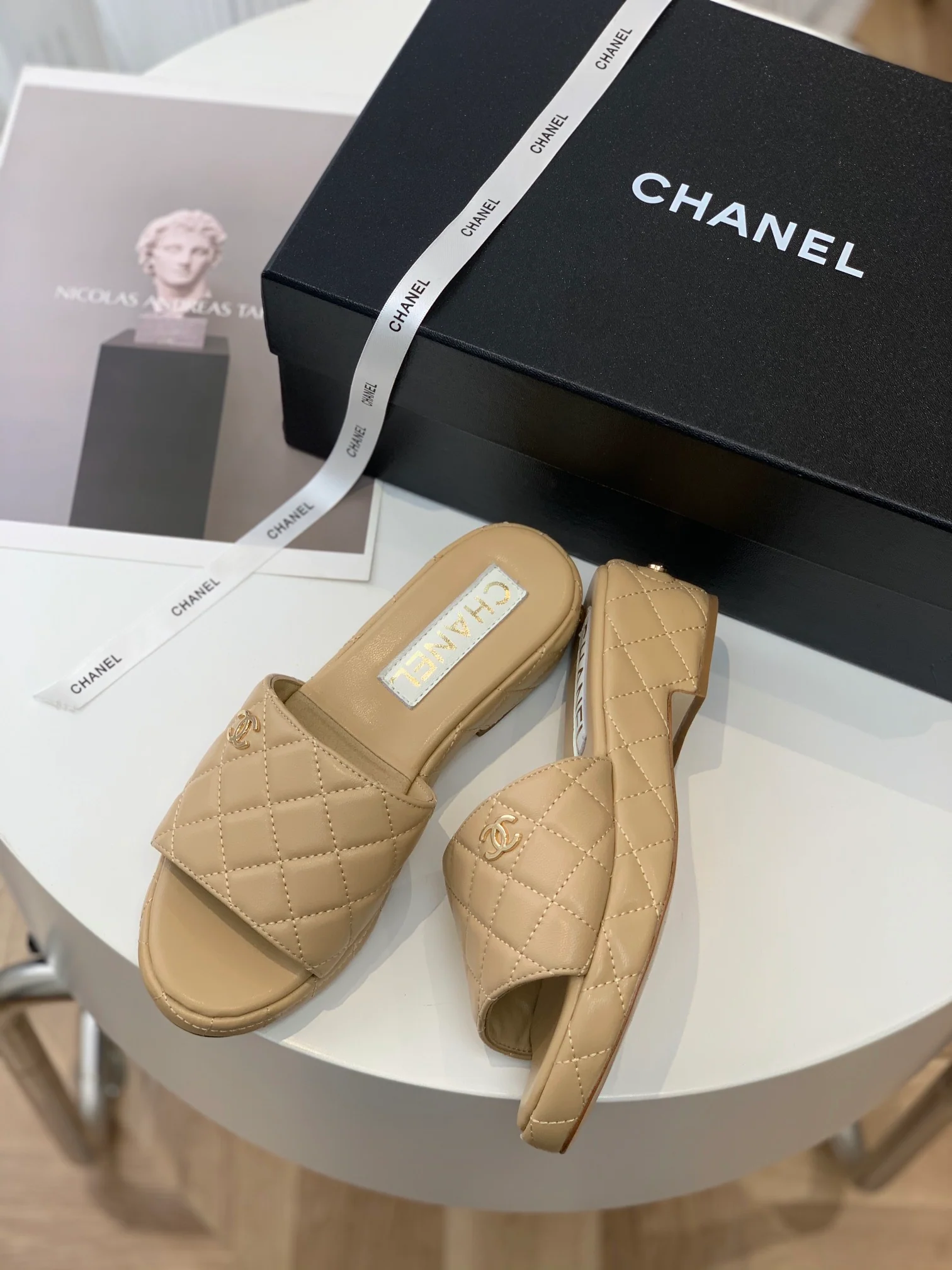 Новинка 2023 года от Chanel - Стеганые тапочки на платформе - 3 см - Абрикосовый цвет